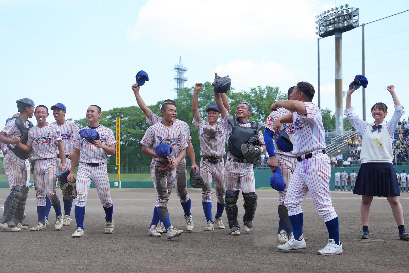山村学園対西武台　ベスト4進出を決め、喜ぶ山村学園の選手たち（撮影・足立雅史）
