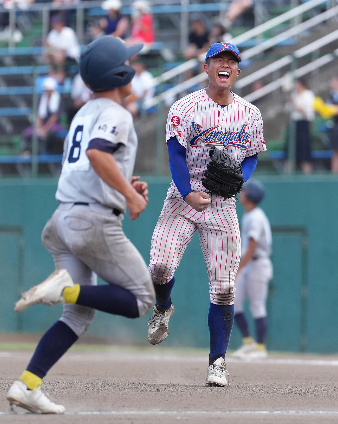 山村学園対西武台　6回裏西武台2死二、三塁、今沢を中飛に仕留めた横田は雄たけびガッツポーズ（撮影・足立雅史）