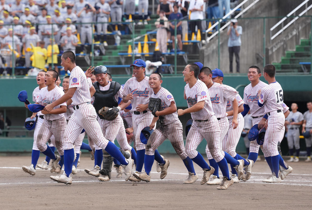 山村学園対西武台　ベスト4進出を決め、スタンドへと駆け出す山村学園の選手たち（撮影・足立雅史）