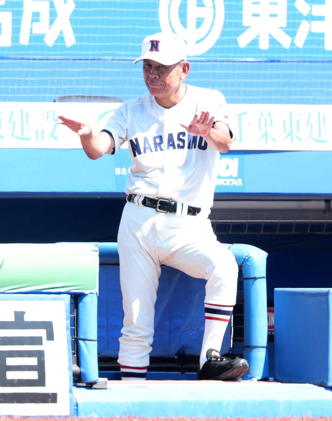 四街道対習志野　サインを出す習志野・小林監督（撮影・鈴木正人）