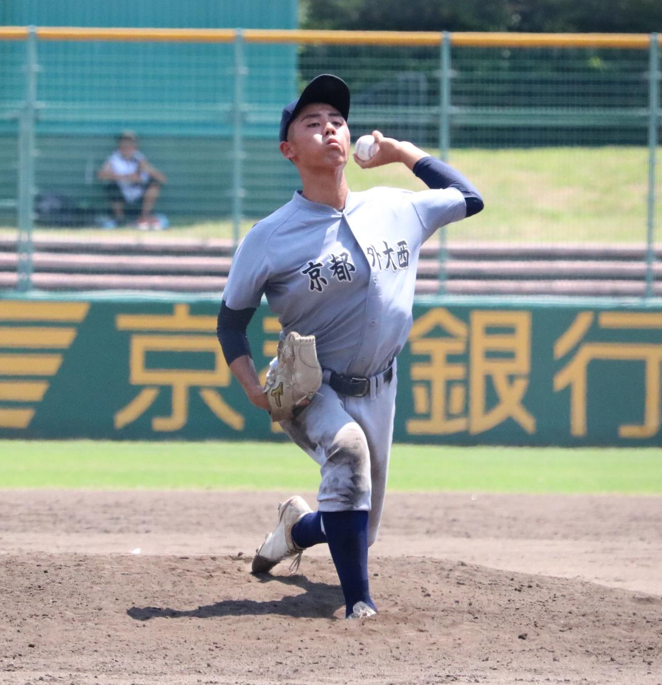 京都外大西対乙訓　京都外大西の先発志賀（撮影・林亮佑）