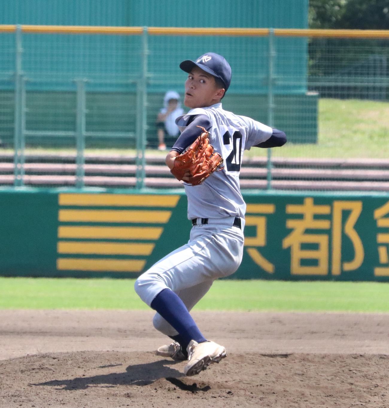 京都外大西対乙訓　京都外大西の中村が2番手で力投する（撮影・林亮佑）