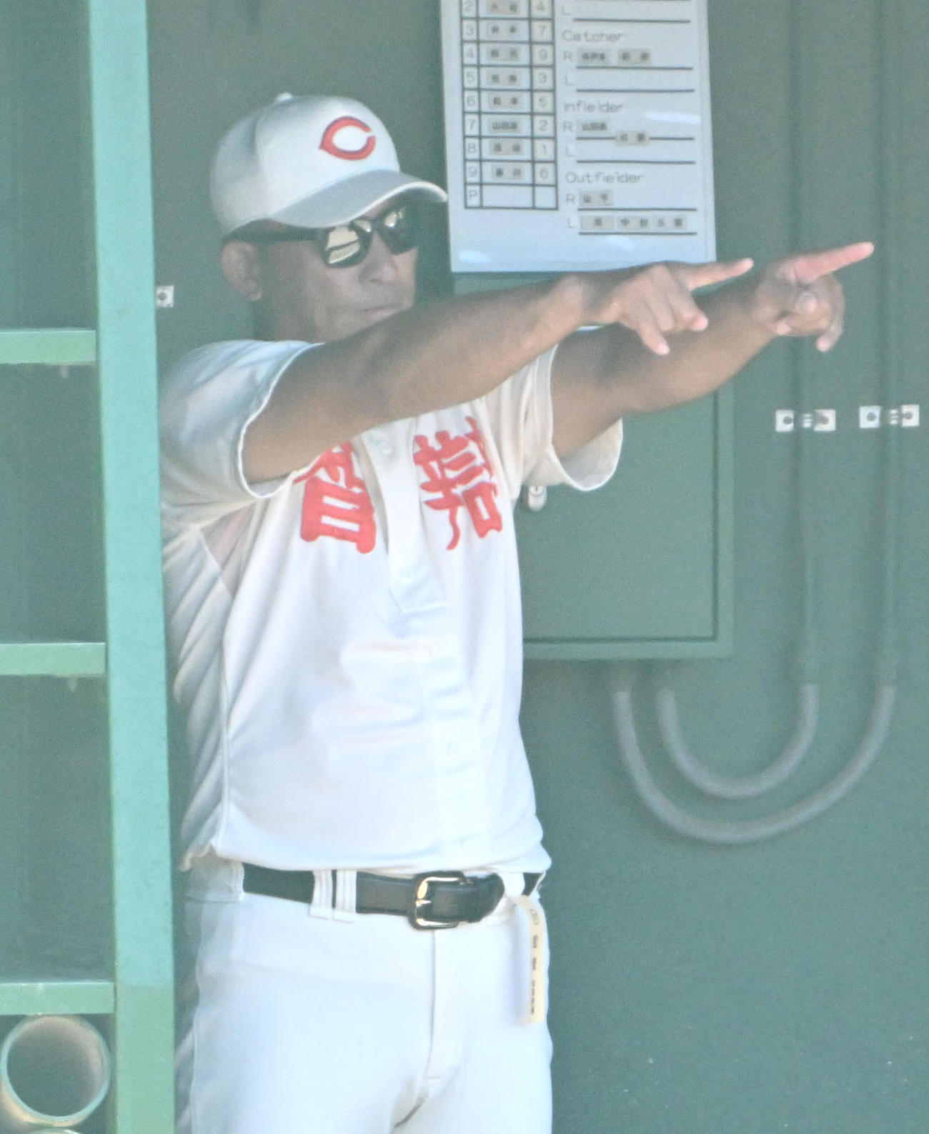 智弁和歌山対市和歌山　選手にジェスチャーをする智弁和歌山の中谷仁監督（撮影・石井愛子）