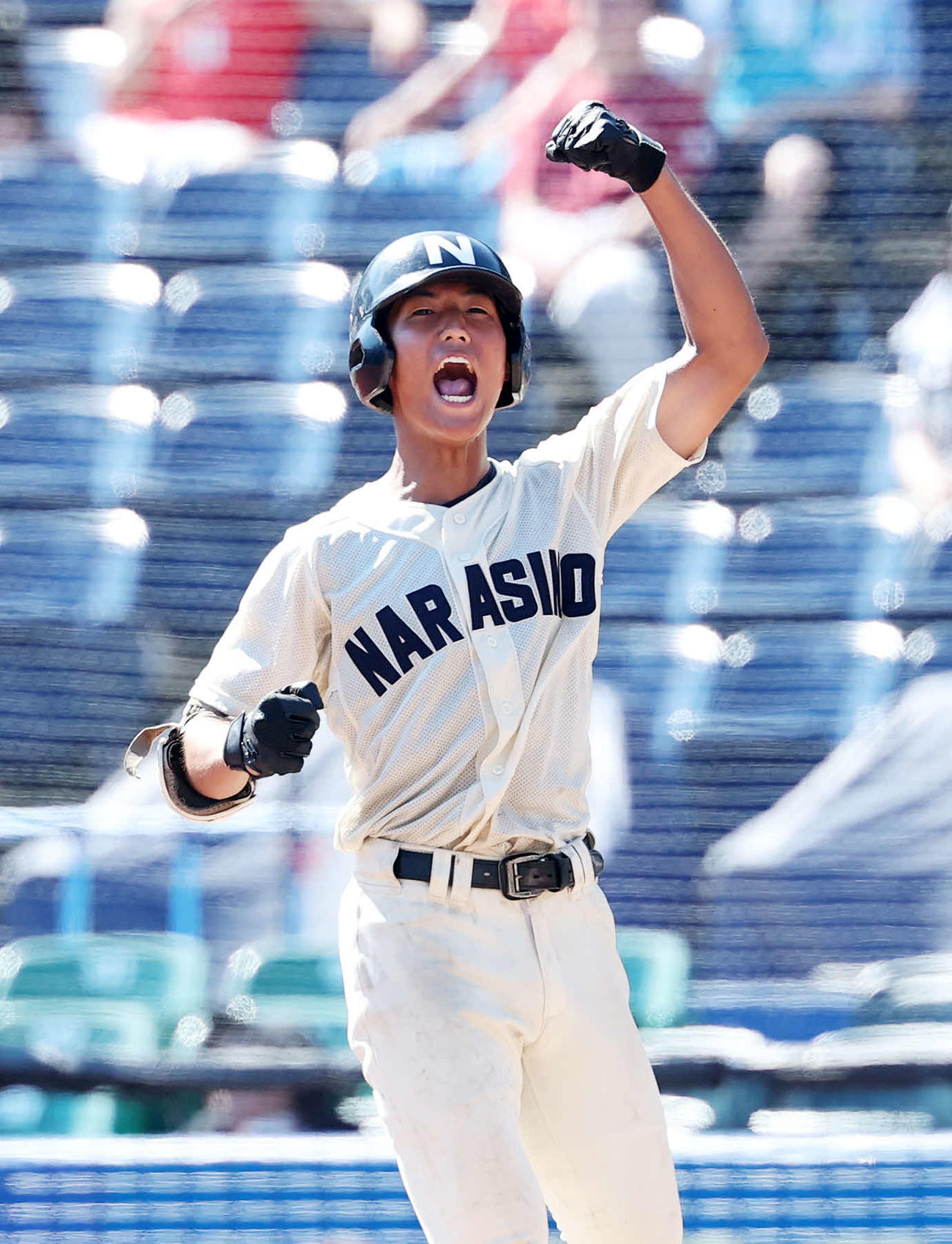四街道対習志野　8回裏習志野2死三塁、小田川は右前適時打を放ちガッツポーズ（撮影・鈴木正人）