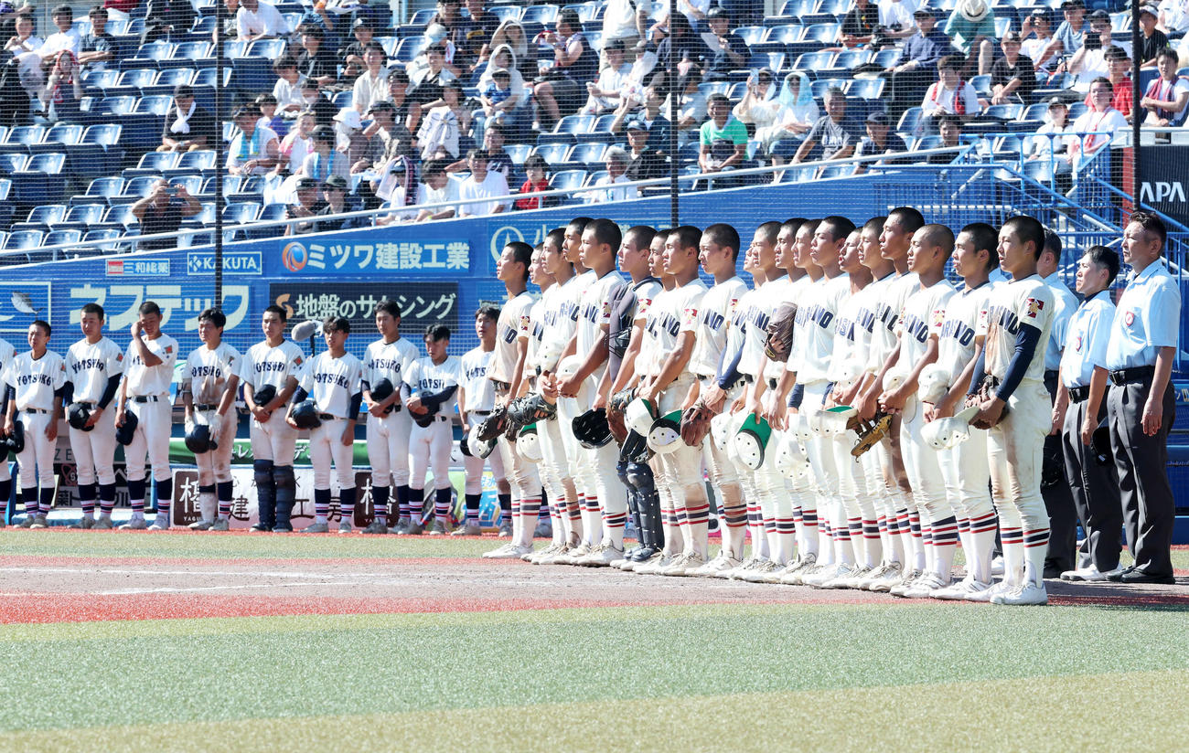 四街道対習志野　勝利し校歌を歌う習志野の選手たち（撮影・鈴木正人）