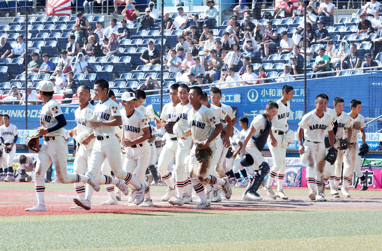 四街道対習志野　勝利し応援団にあいさつに向かう習志野の選手たち（撮影・鈴木正人）