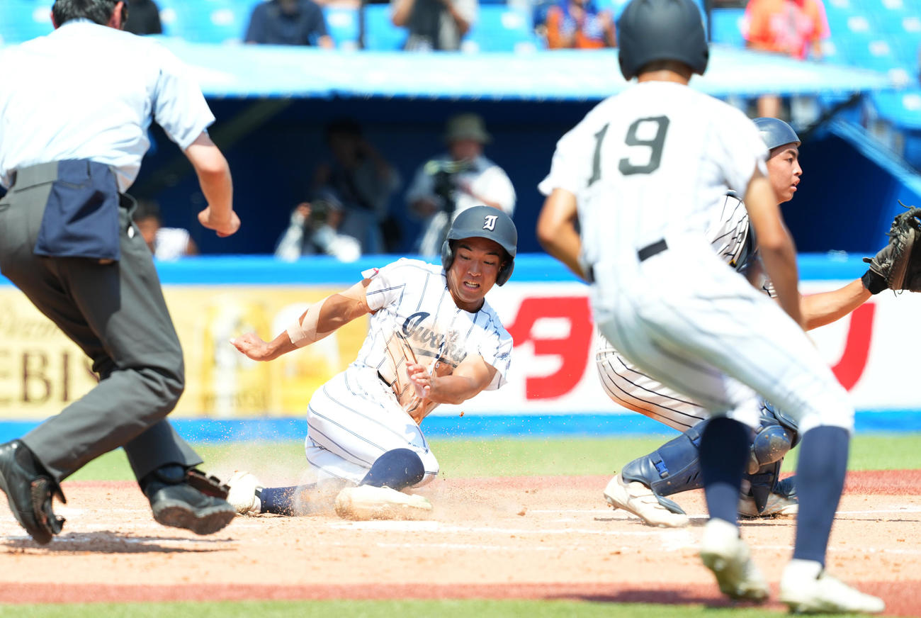 岩倉対帝京　3回表岩倉2死一、二塁、高橋の右前適時打で二塁から生還する岩崎佑（中央）（撮影・菅敏）
