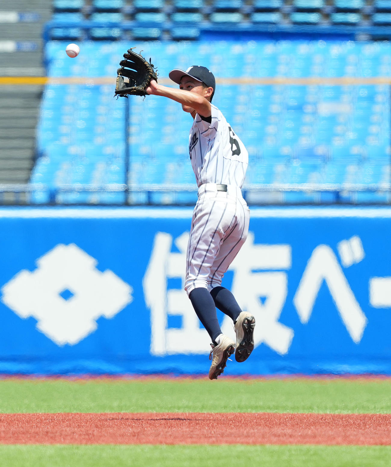 岩倉対帝京　5回裏帝京2死一、二塁、村松の遊飛を好捕する西尾（撮影・菅敏）