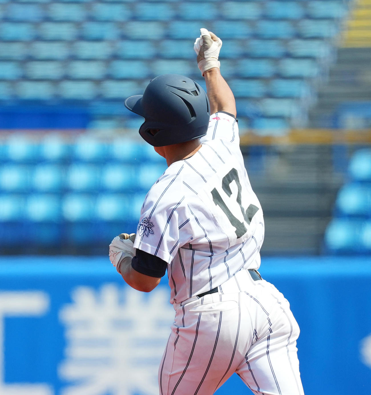 岩倉対帝京　2回表岩倉2死二塁、左越えに先制の2点本塁打を放ち、ガッツポーズを見せる河村（撮影・菅敏）