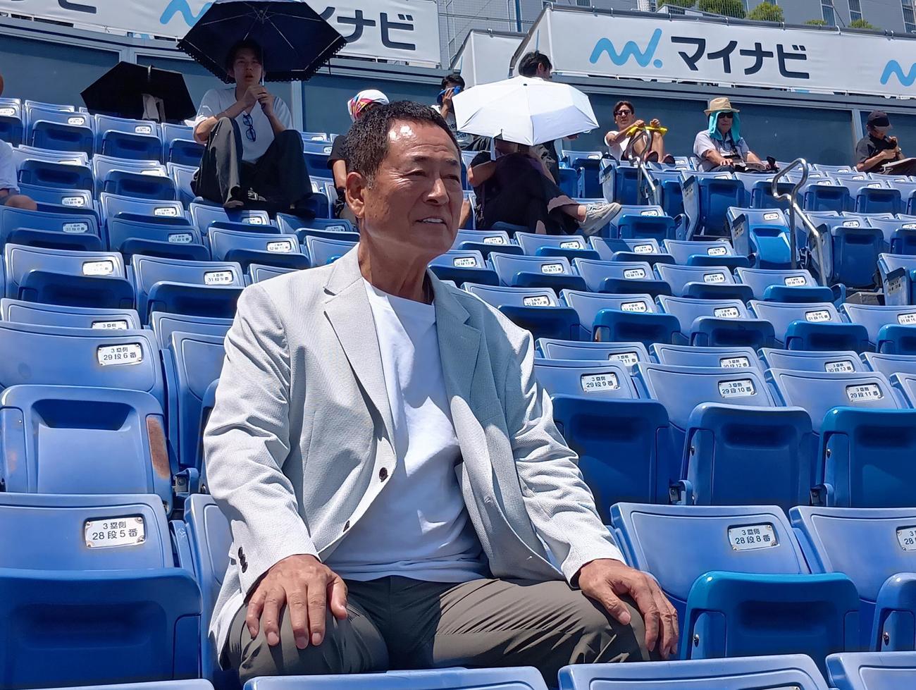 岩倉スタンドで観戦する中畑清さん