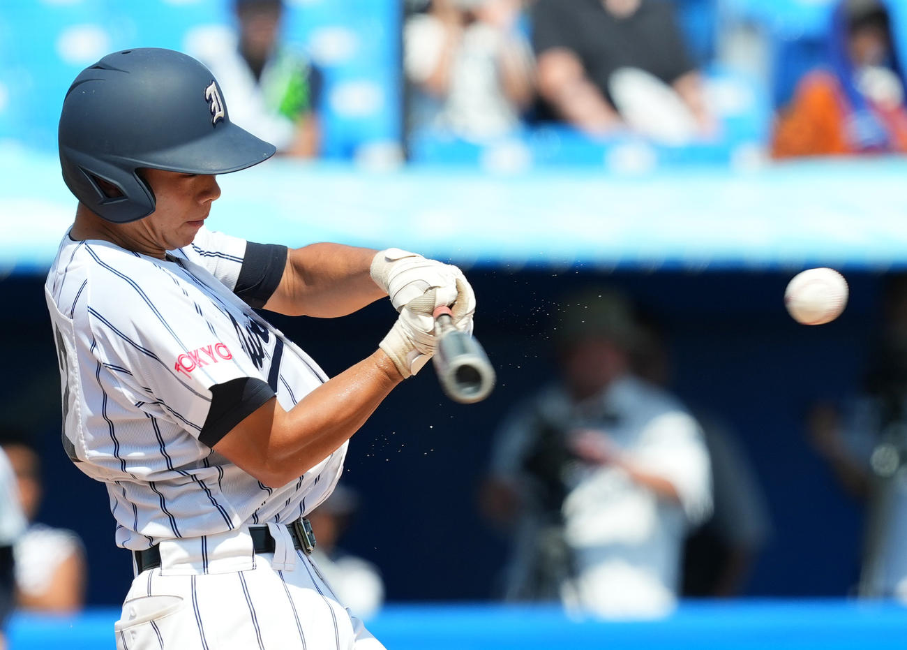 東東京大会準々決勝　岩倉対帝京　2回表岩倉2死二塁、左越えに先制の2点本塁打を放つ河村（撮影・菅敏）