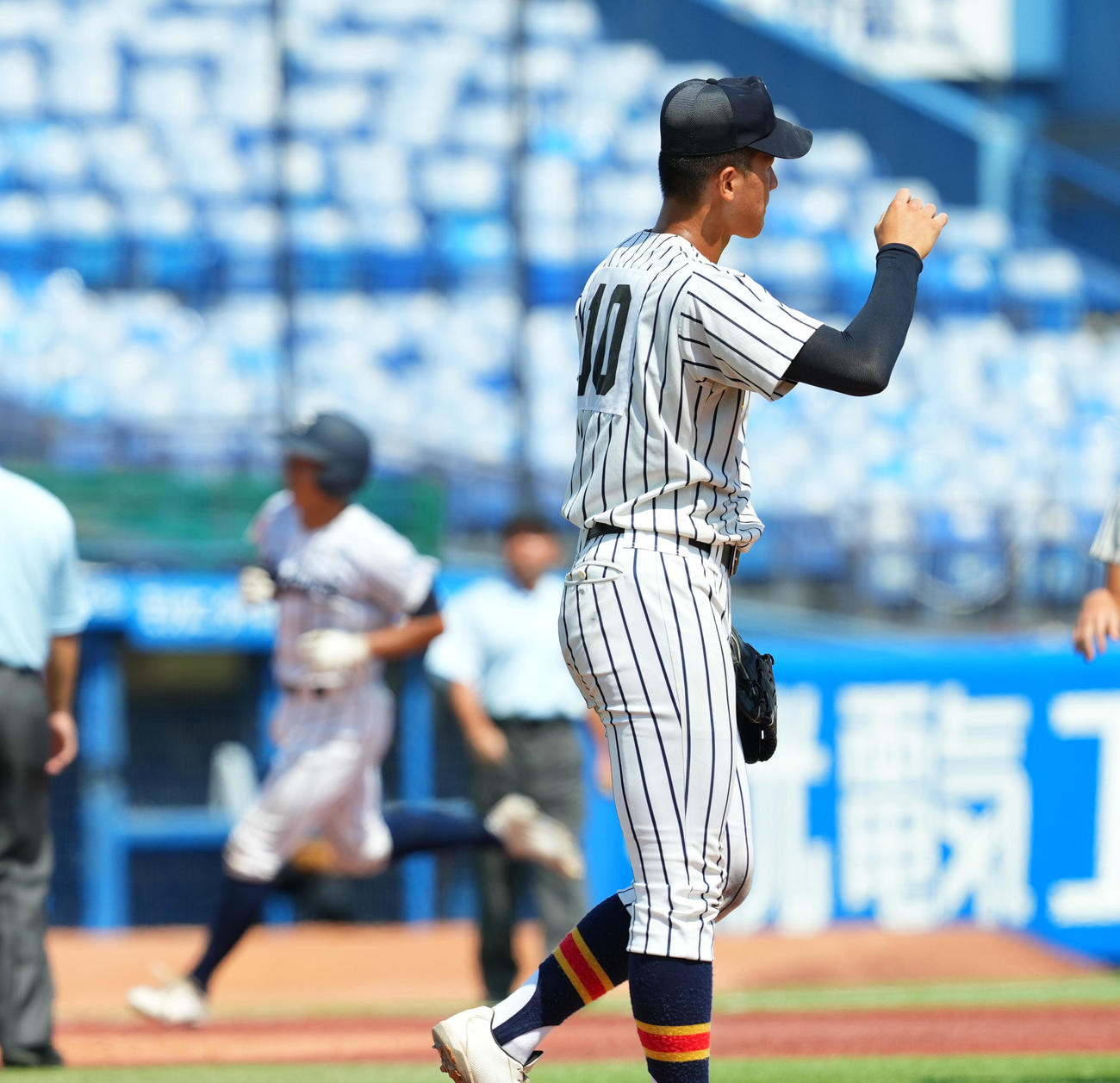 岩倉対帝京　2回表岩倉2死二塁、河村（後方）に先制の2点本塁打を打たれ、肩を落とす黒木（撮影・菅敏）