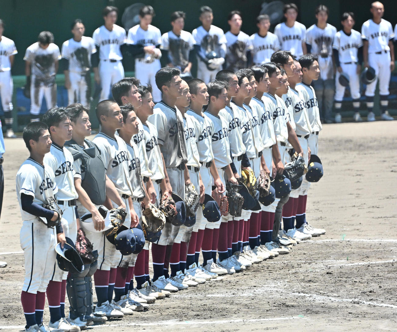 星林対粉河　粉河に勝利し校歌を歌う星林ナイン（撮影・石井愛子）