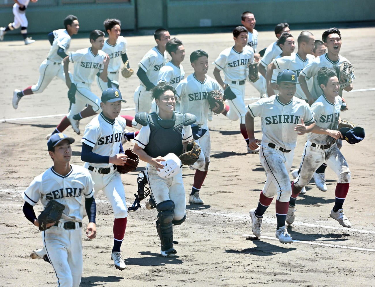 星林対粉河　粉河に勝利しスタンドに駆け出す星林ナイン（撮影・石井愛子）