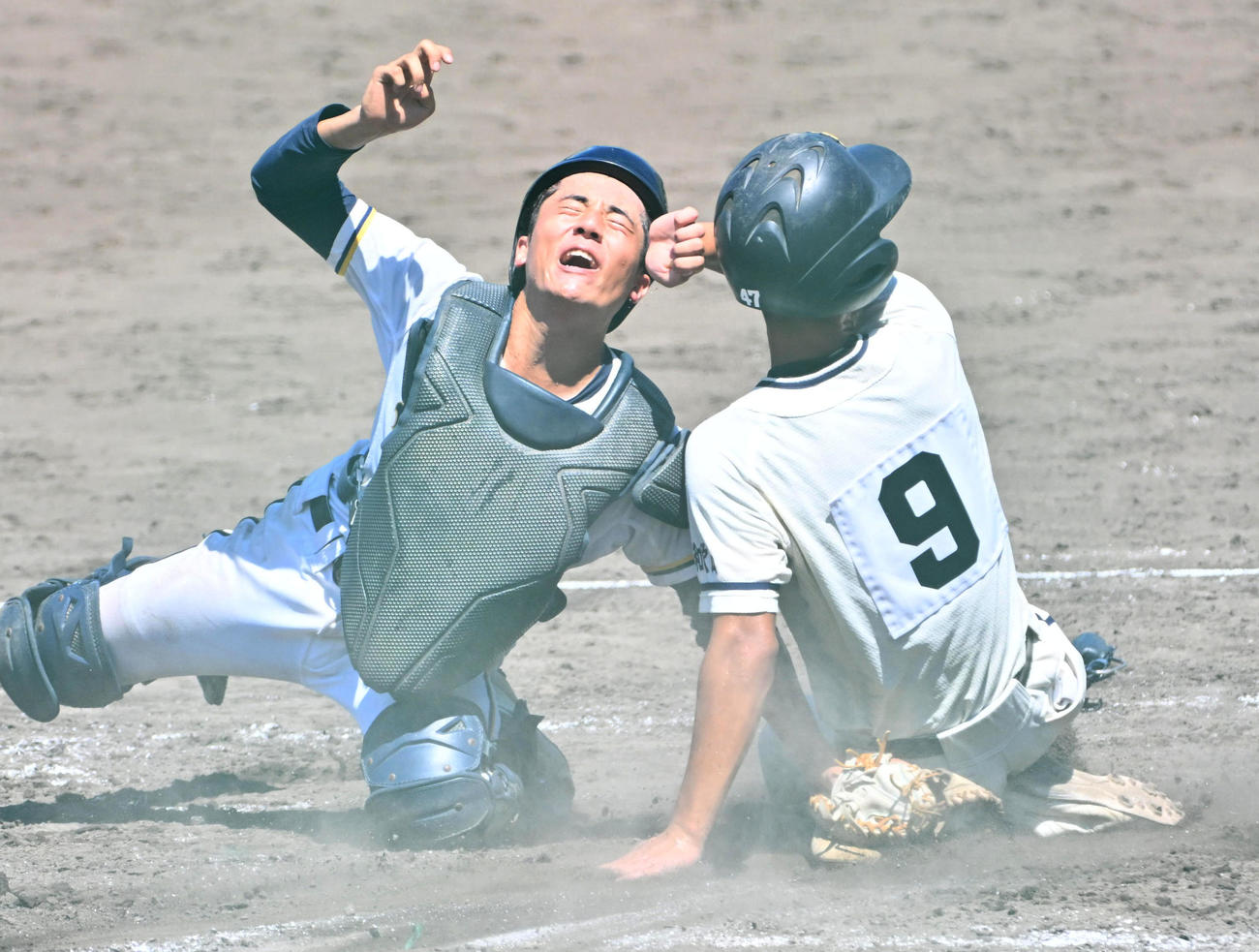 星林対粉河　5回表星林2死二塁、上田隼勢の適時打で生還する森川一輝（右）（撮影・石井愛子）
