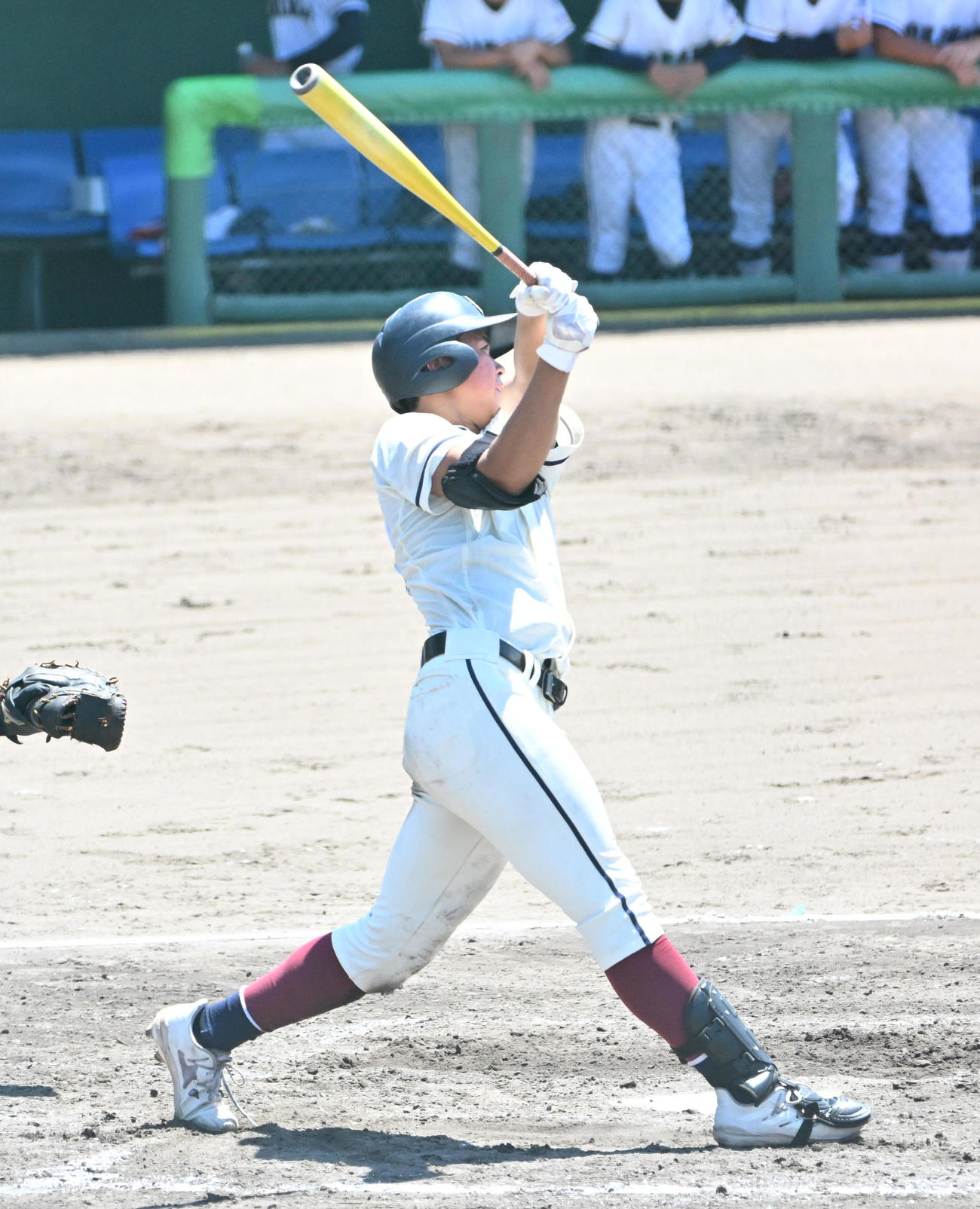 星林対粉河　9回表星林2死、西山稜賀は左飛を放つ（撮影・石井愛子）