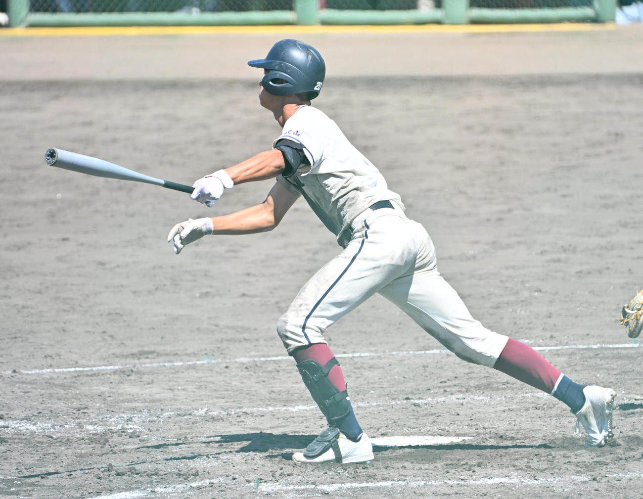 星林対粉河　5回表星林2死二塁、上田隼勢は適時内野安打を放つ（撮影・石井愛子）