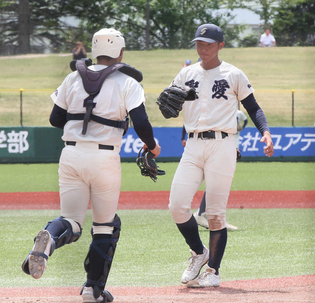 弘前学院聖愛対青森山田　ラストバッターを打ちとり成田捕手の元へ向かう弘前学院聖愛・芹川（撮影・高橋香奈）