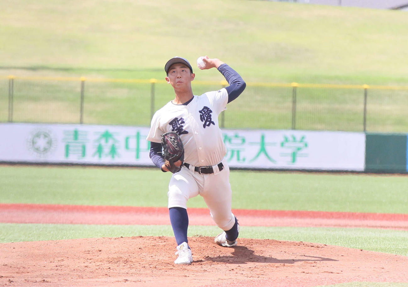 弘前学院聖愛対青森山田　先発で力投する弘前学院聖愛・芹川（撮影・高橋香奈）