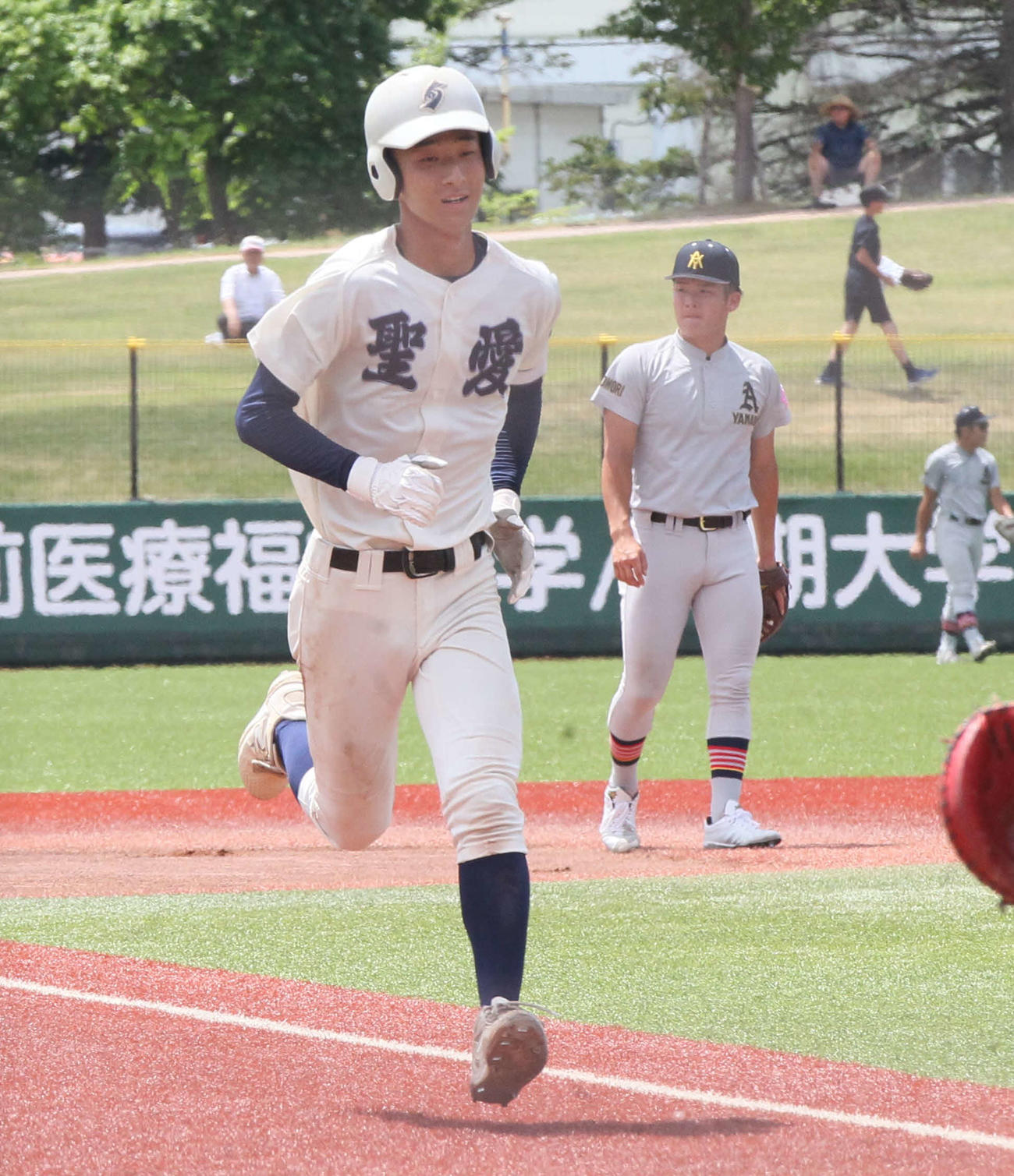 弘前学院聖愛対青森山田　6回、本塁打を放ち生還する弘前学院聖愛・田中柊（撮影・高橋香奈）