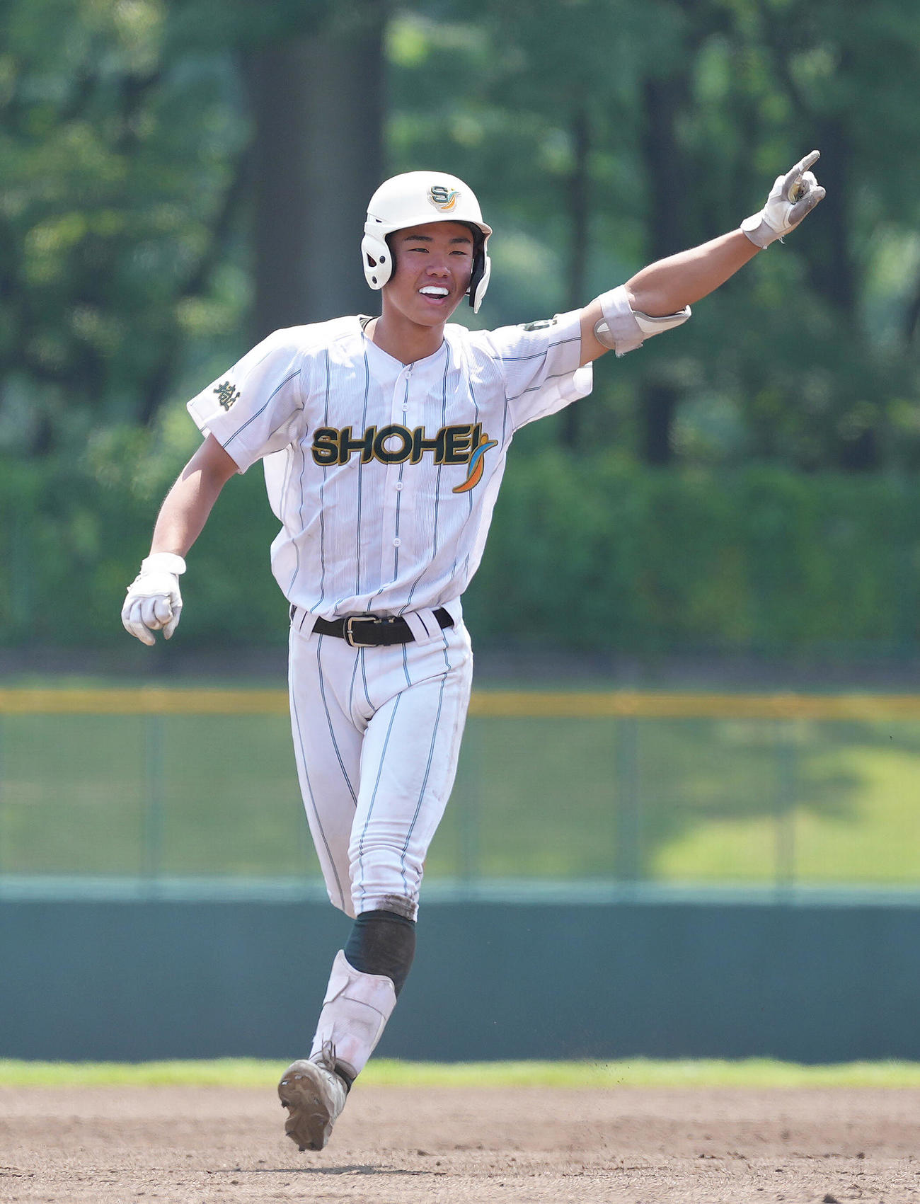 昌平対川越東　4回表昌平1死一、三塁、諏江は左越え3点本塁打を放ち笑顔を見せる（撮影・足立雅史）