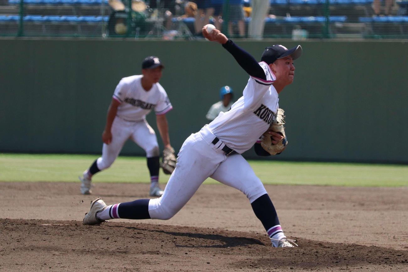 国学院栃木の先発、エースの辺見（撮影・保坂淑子）