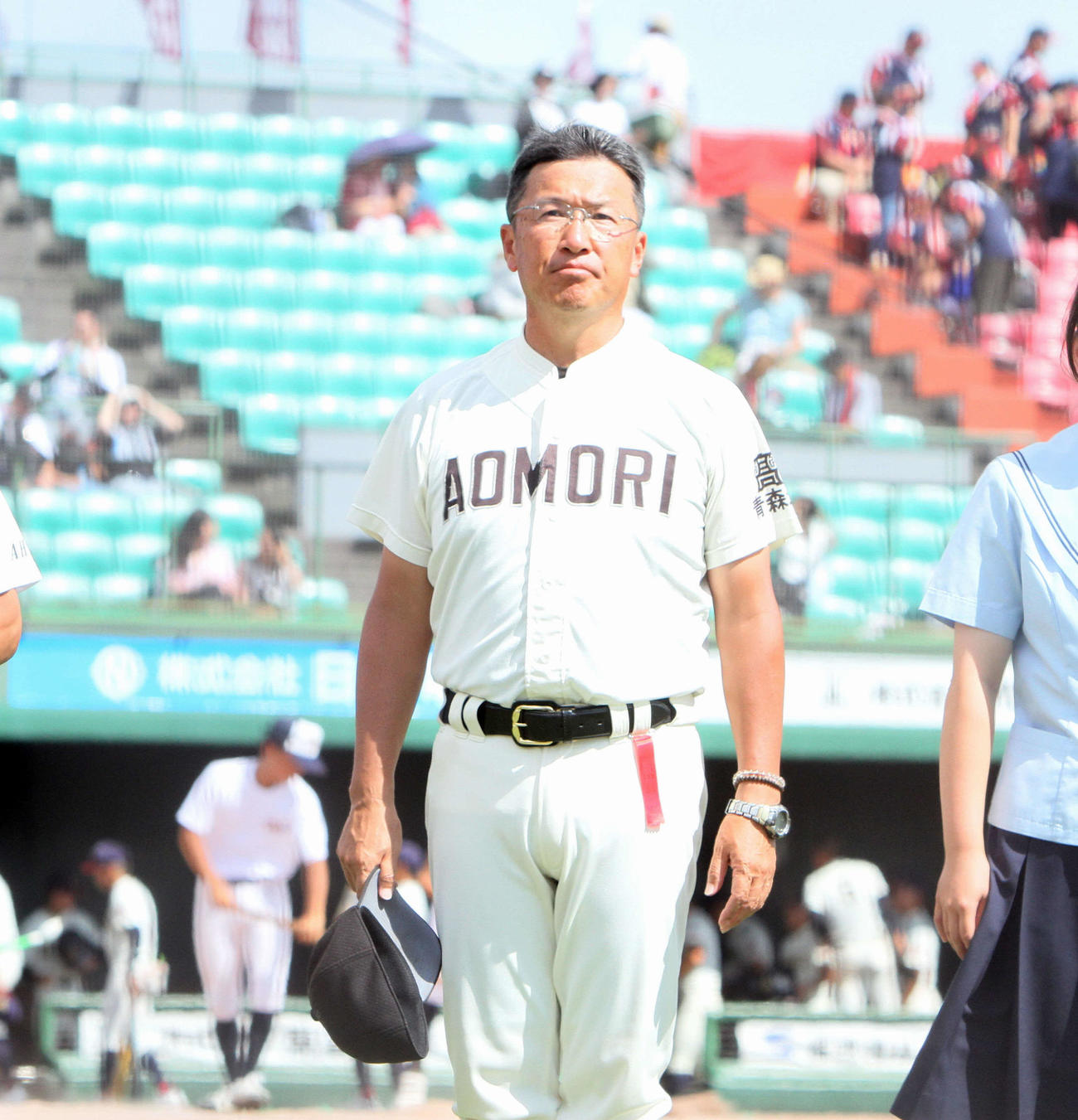 青森北対八戸学院光星　試合後スタンドにあいさつする青森北・工藤監督（撮影・木村有優）