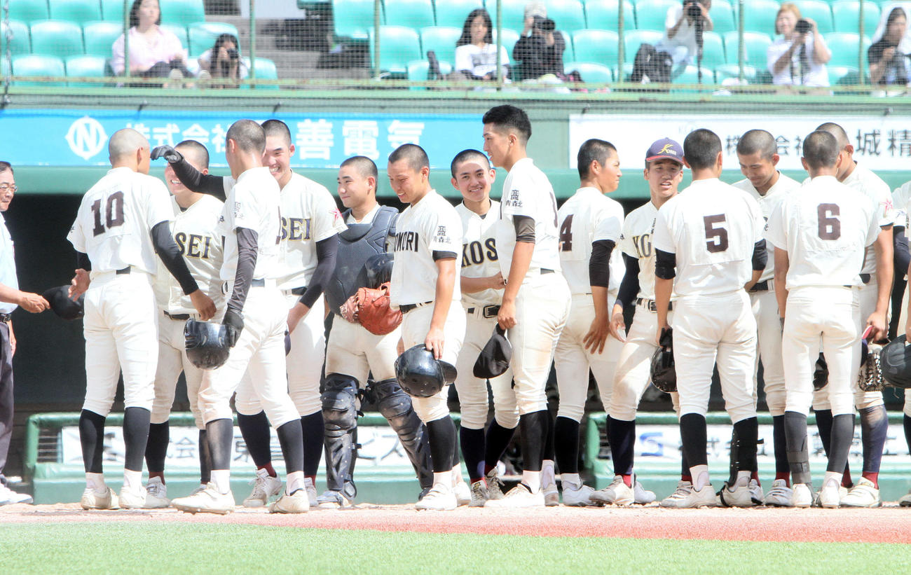 青森北対八戸学院光星　健闘をたたえ合う両ナイン（撮影・木村有優）