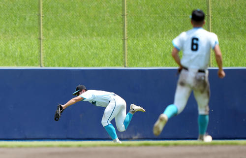 山梨学院、鮮やか併殺にダイビング 終盤の美技で3年ぶり夏切符「1