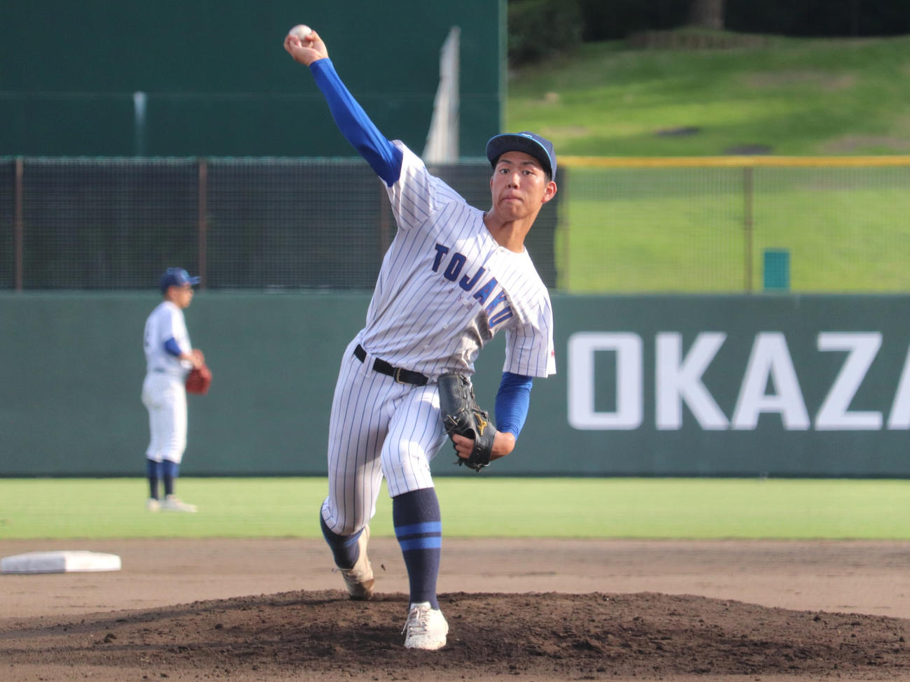 愛知大会準々決勝　豊橋中央対杜若　投球練習をする、杜若のエース・長塚（撮影・中島麗）