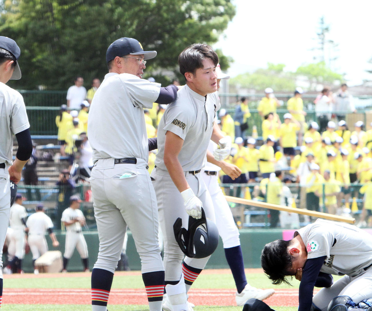 弘前学院聖愛対青森山田　菊池主将をねぎらう青森山田・兜森監督（左）（撮影・木村有優）