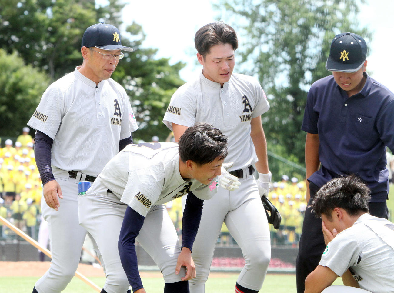 弘前学院聖愛対青森山田　泣き崩れるナインらをねぎらう青森山田・兜森監督（左）（撮影・木村有優）