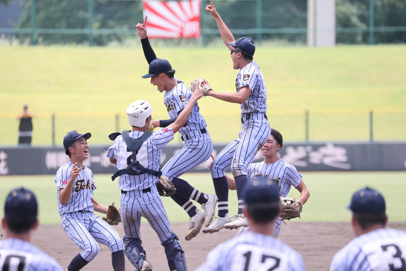 有明対東海大熊本星翔　優勝を飾った東海大熊本星翔ナインはマウンドに集まり歓喜の表情（撮影・梅根麻紀）