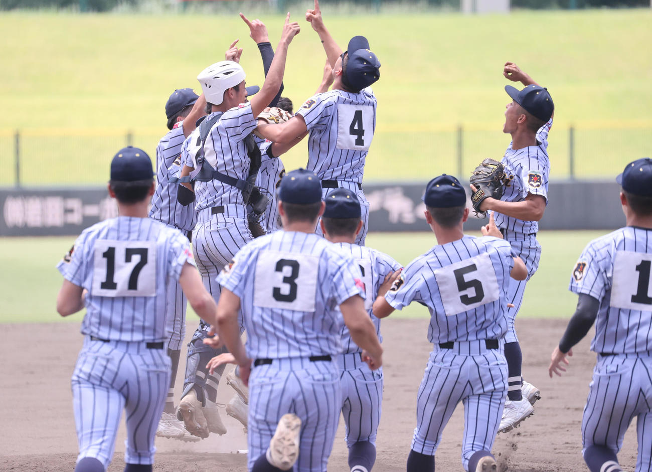 有明対東海大熊本星翔　優勝を飾った東海大熊本星翔ナインはマウンドに集まり歓喜の表情（撮影・梅根麻紀）