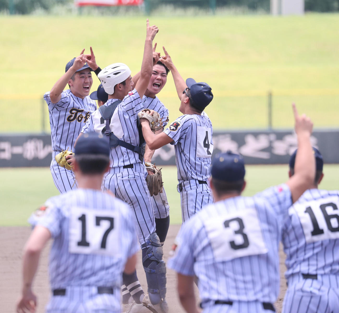 有明対東海大熊本星翔　優勝を飾った東海大熊本星翔ナインはマウンドに集まり歓喜の表情（撮影・梅根麻紀）