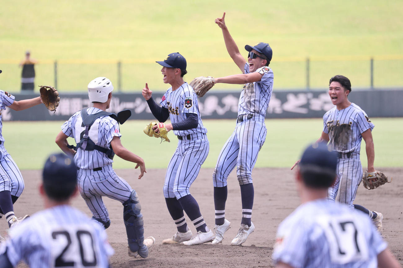 有明対東海大熊本星翔　優勝を飾った東海大熊本星翔ナインはマウンドに集まり歓喜の表情（撮影・梅根麻紀）