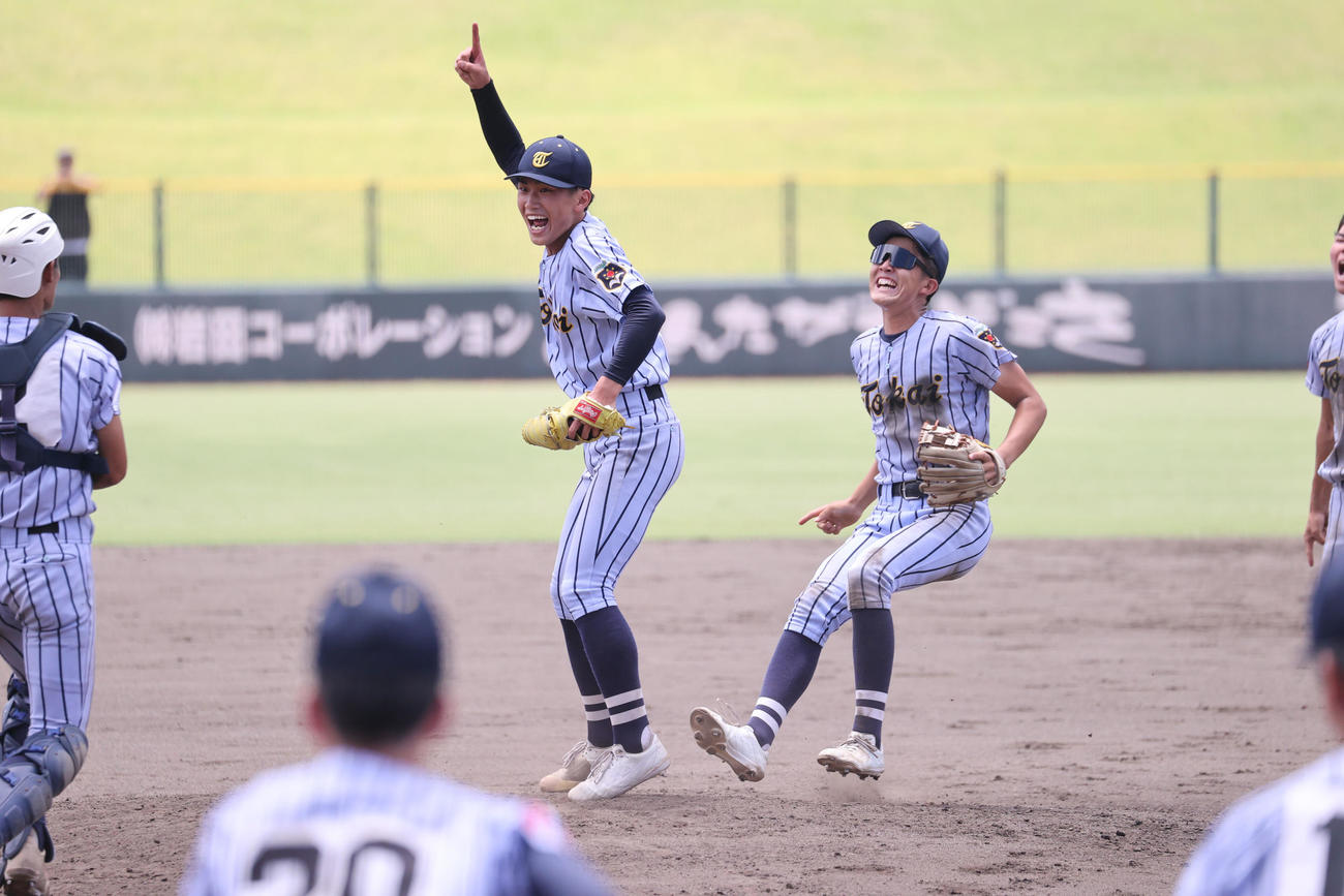 有明対東海大熊本星翔　優勝を飾った東海大熊本星翔ナインはマウンドに集まり歓喜の表情（撮影・梅根麻紀）