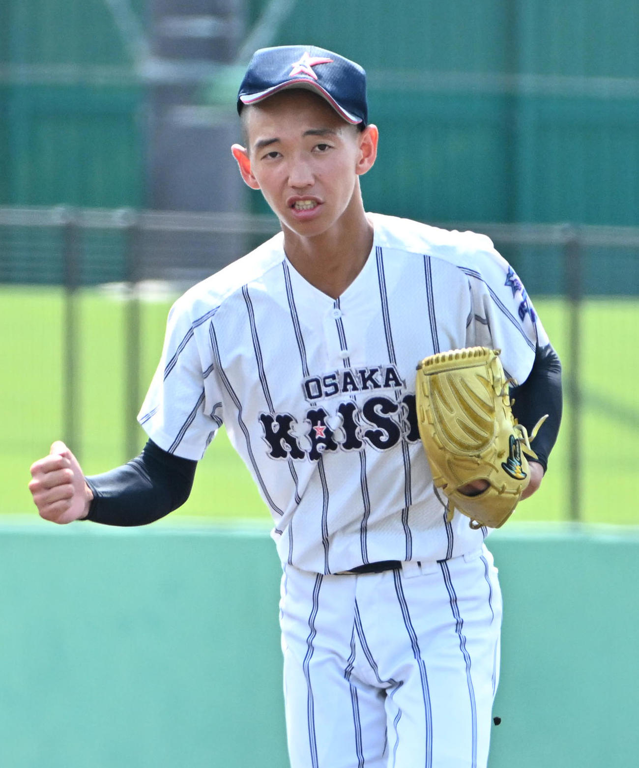 大阪偕星対大阪桐蔭　3回無失点で抑えガッツポーズをする橋本一輝（撮影・石井愛子）