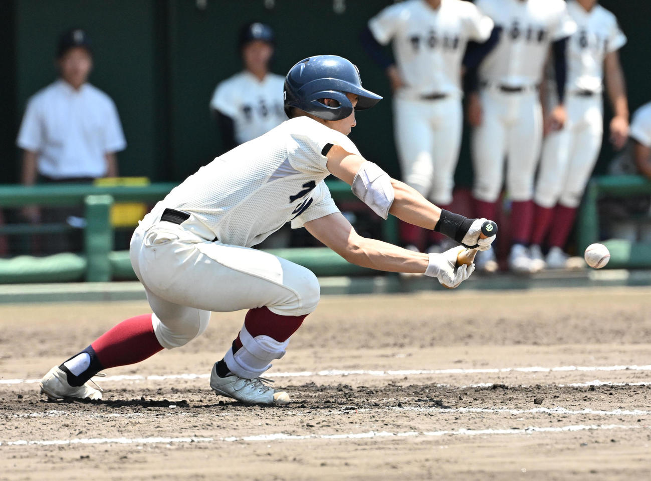 大阪偕星対大阪桐蔭　9回裏大阪桐蔭1死満塁、黒川虎雅はスクイズを決める（撮影・石井愛子）