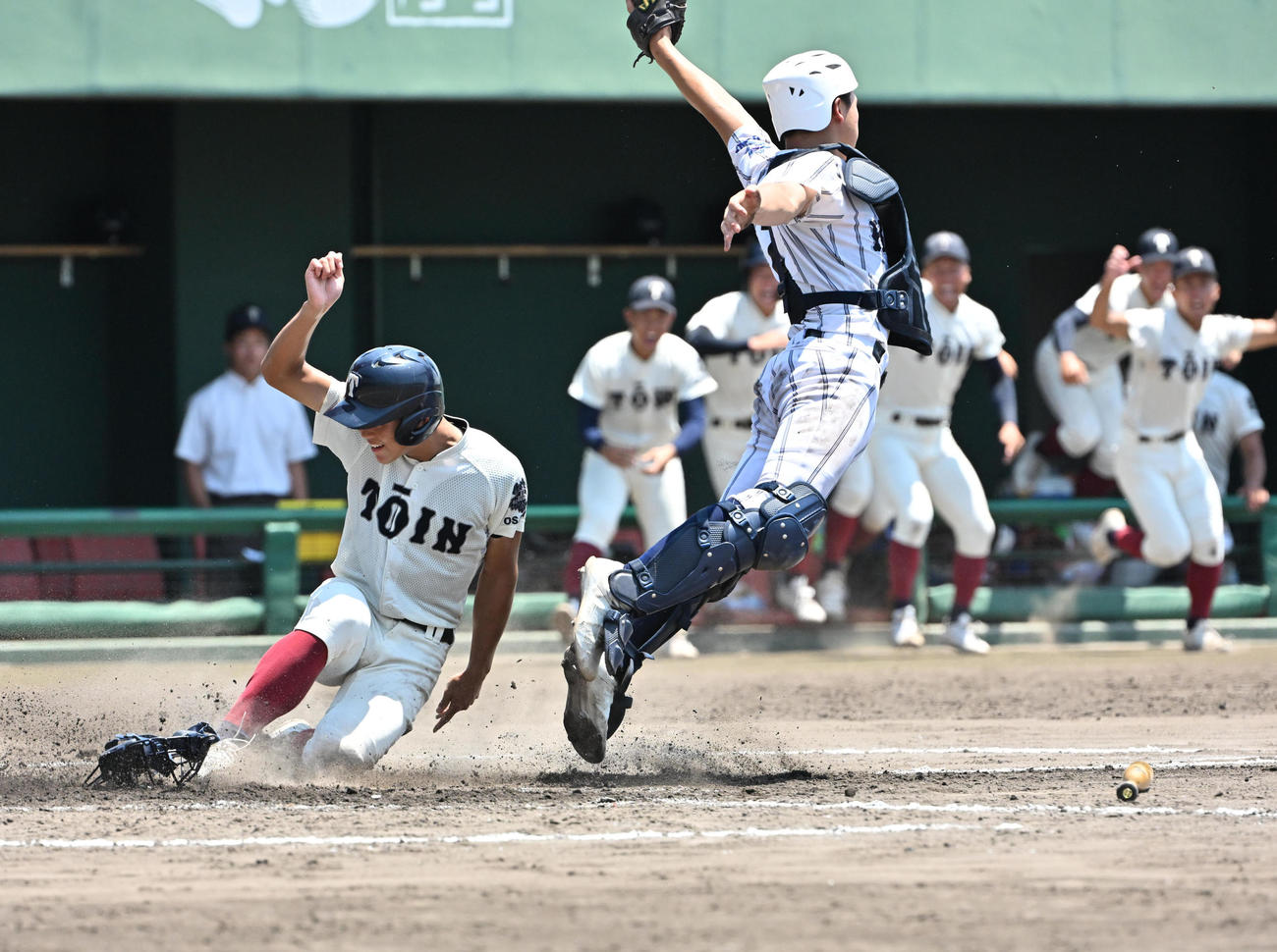 大阪偕星対大阪桐蔭　9回裏大阪桐蔭1死満塁、黒川虎雅のスクイズで生還する内海竣太（左）（撮影・石井愛子）