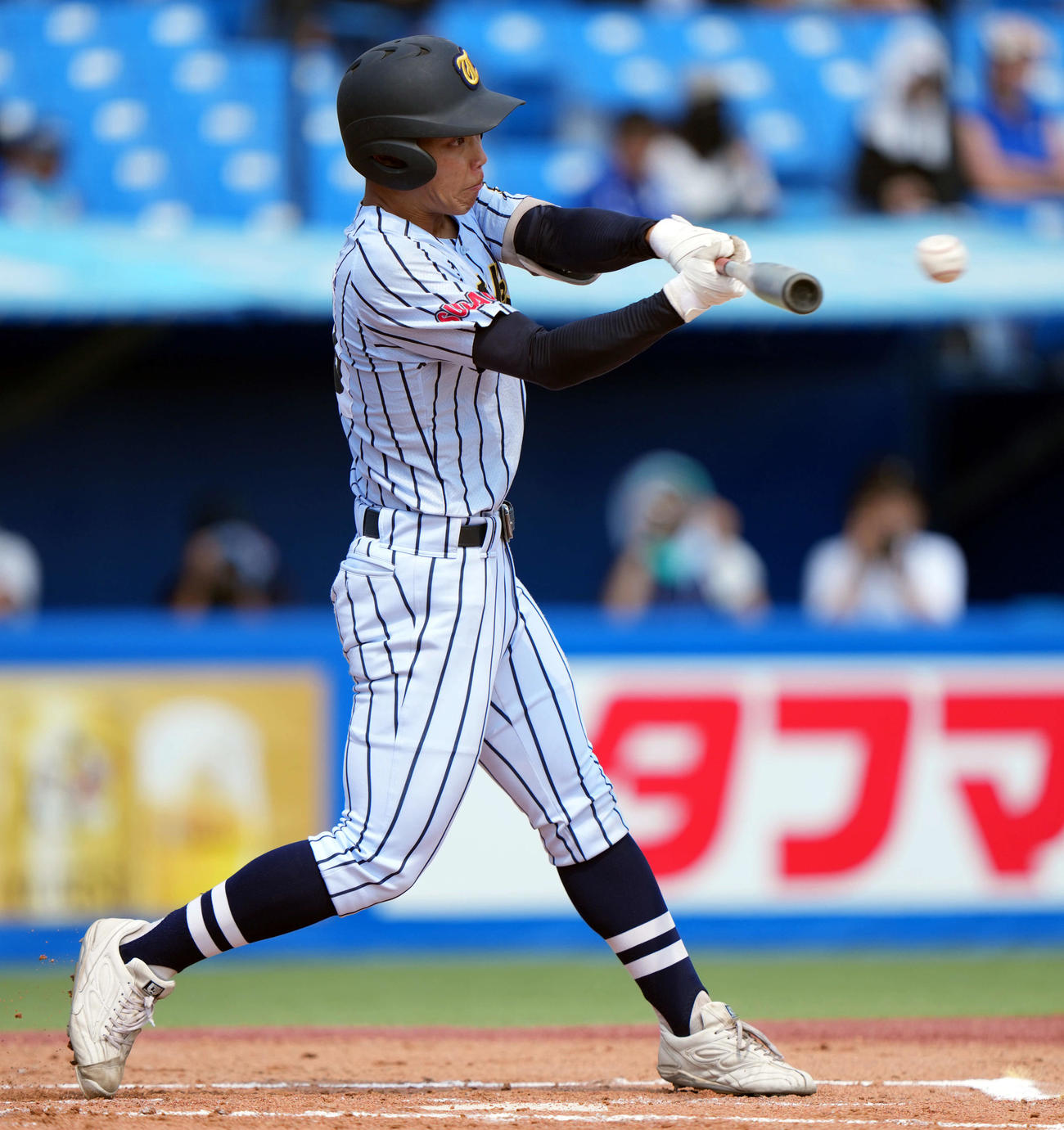 佼成学園対東海大菅生　1回裏東海大菅生2死一、二塁、2点適時三塁打を放つ藤平（撮影・小島史椰）