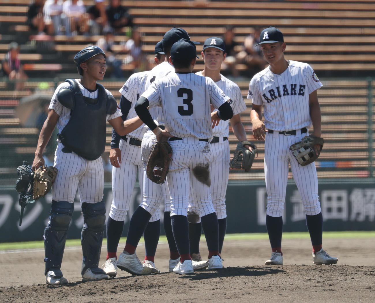 有明対東海大熊本星翔　マウンドに集まる有明ナイン（撮影・梅根麻紀）