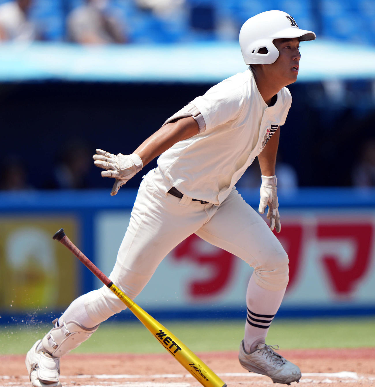 八王子実践対日大三　1回裏日大三1死一塁、適時二塁打を放つ本間（撮影・小島史椰）