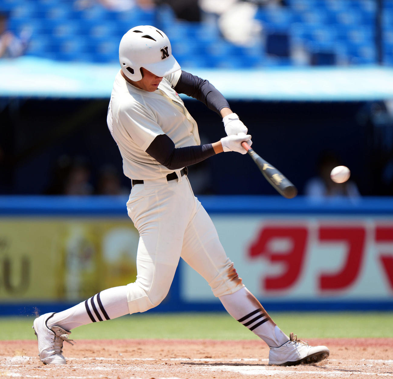 八王子実践対日大三　3回裏日大三無死、ソロ本塁打を放つ竹中（撮影・小島史椰）