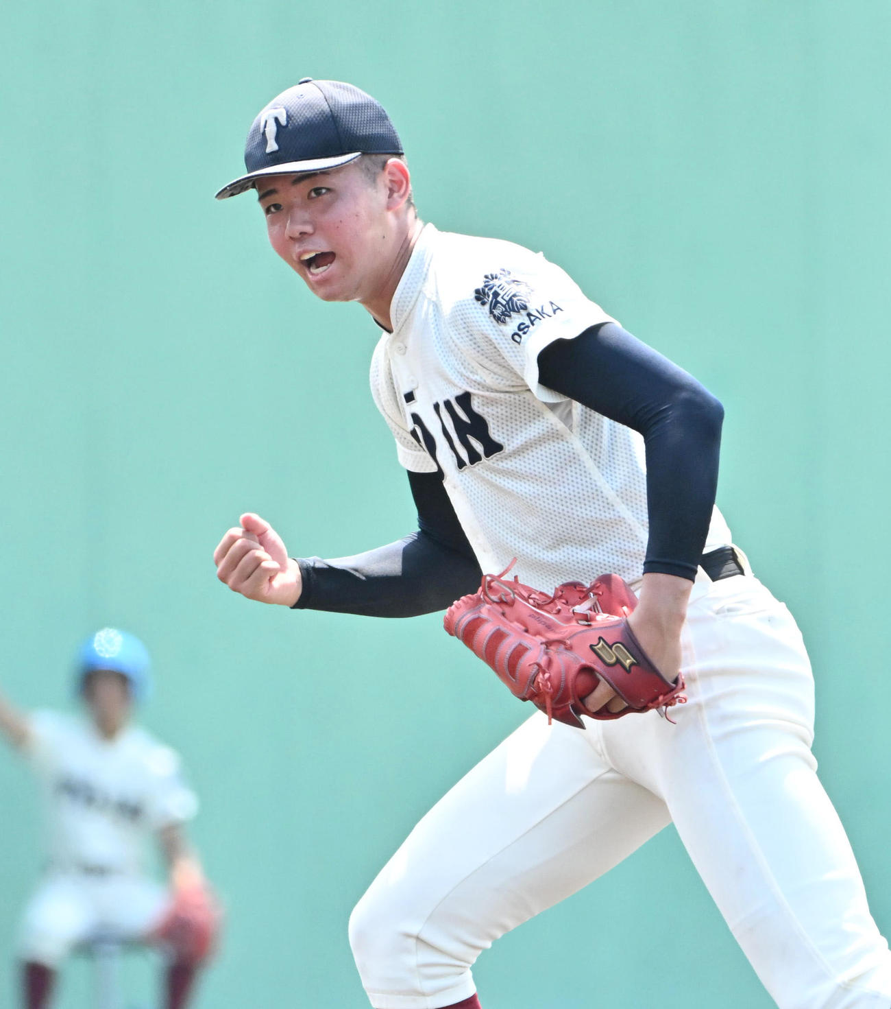 大阪偕星対大阪桐蔭　4回表大阪偕星2死一、二塁　森浩矢を空振り三振に抑えガッツポーズをする大阪桐蔭・森陽樹（撮影・石井愛子）