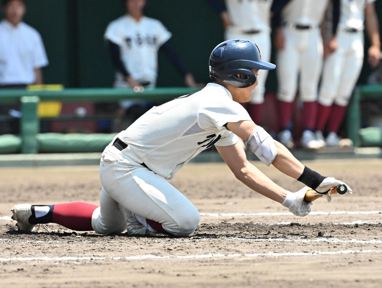 大阪偕星対大阪桐蔭　9回裏大阪桐蔭1死満塁、黒川虎雅はスクイズを決める（撮影・石井愛子）