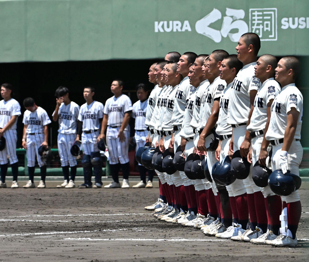 大阪偕星対大阪桐蔭　大阪偕星に勝利し校歌を歌う大阪桐蔭ナイン（撮影・石井愛子）