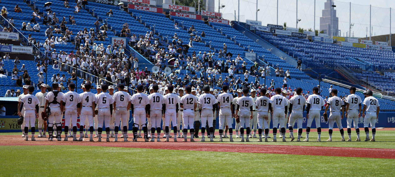 八王子実践対日大三　試合終了後、整列する両チーム（撮影・小島史椰）