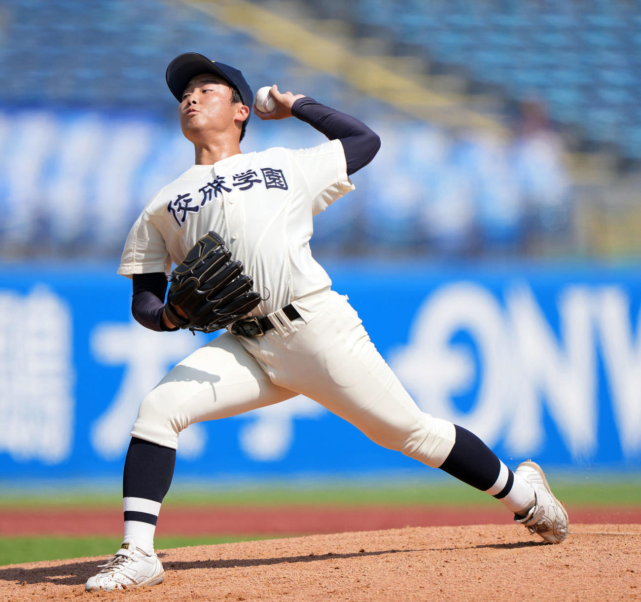 佼成学園対東海大菅生　力投する佼成学園先発の熊谷（撮影・小島史椰）
