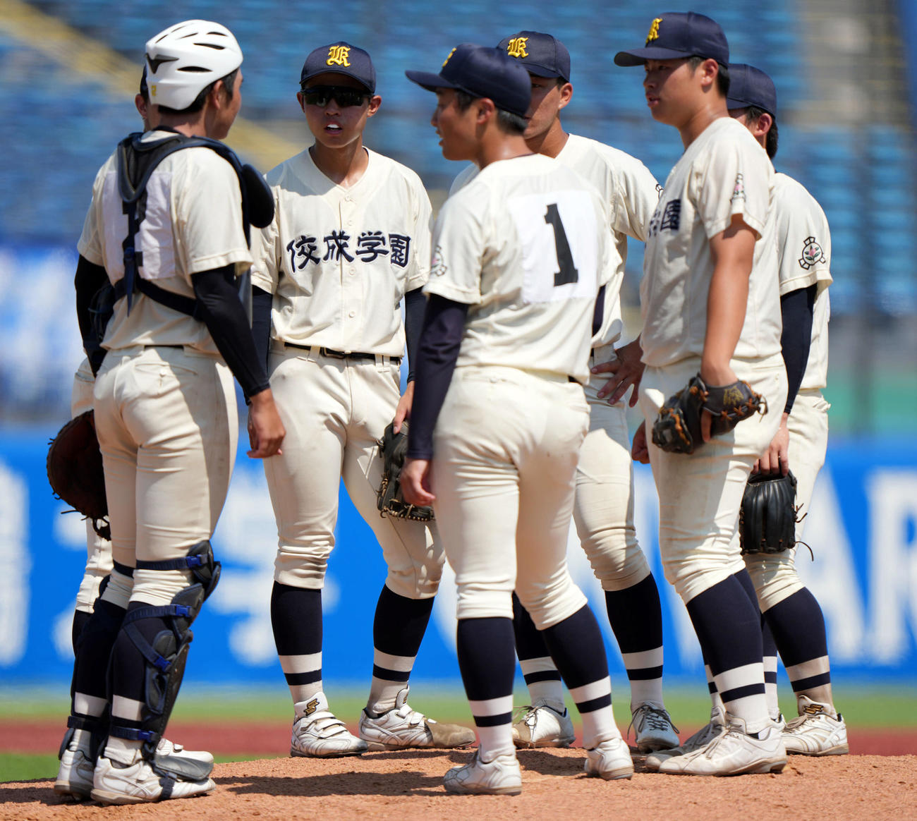 佼成学園対東海大菅生　守備タイムを取る佼成学園ナイン（撮影・小島史椰）